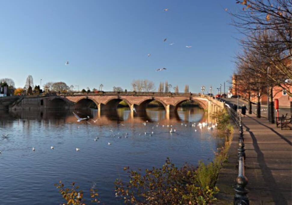 Unrivalled Location - Five Star - Worcester Apartment Bagian luar foto