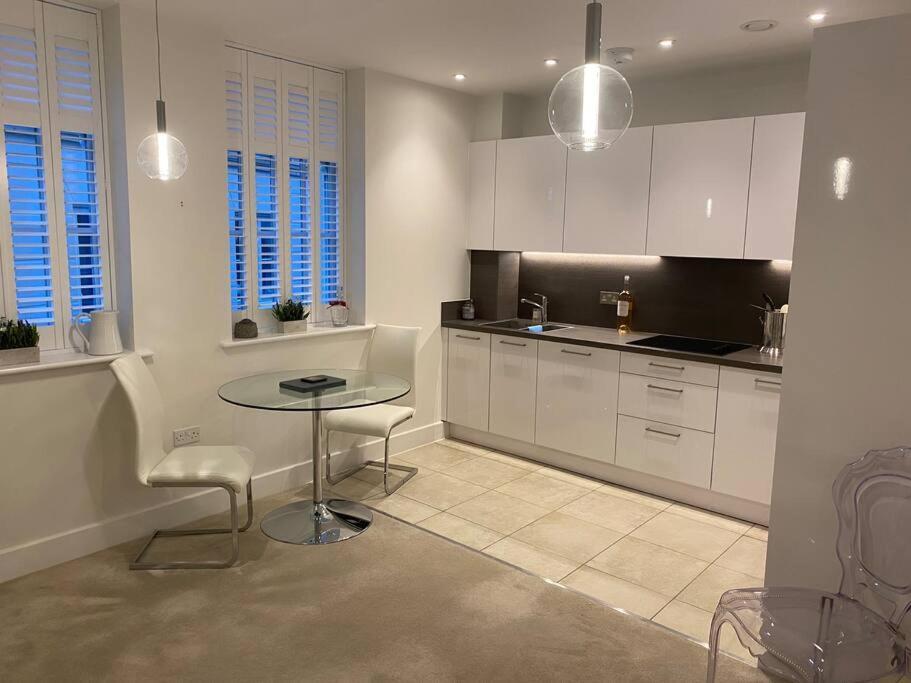 Unrivalled Location - Five Star - Worcester Apartment Bagian luar foto